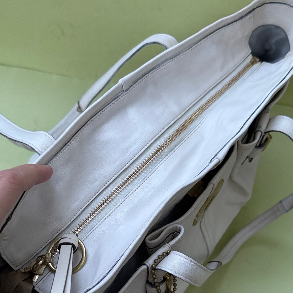 Vintage White Coach Hampton Leather Super Large Tote Bag with Torn Lock - Picture 12 of 16